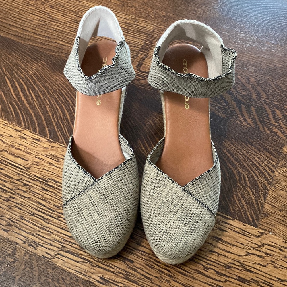 Heel height 2.5 in platform height 0.5 in